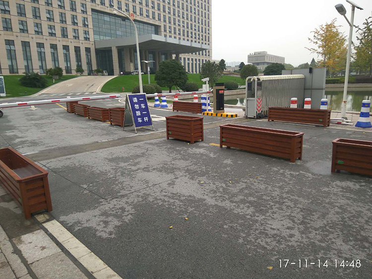 平湖市行政中心，市委市政府門口木紋鋁合金花箱