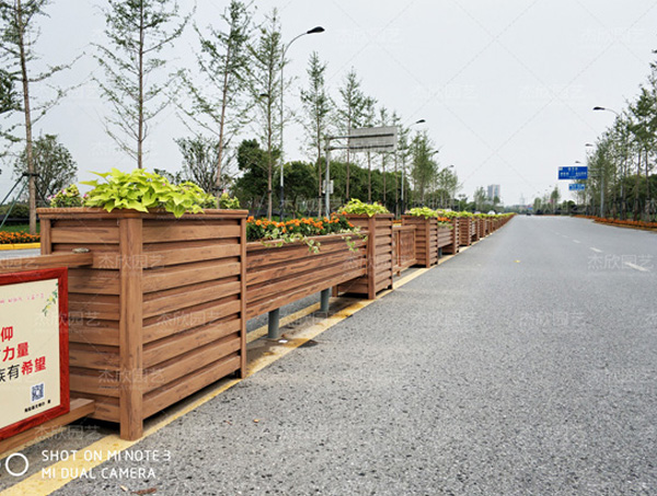 你能區(qū)分木紋鋁合金花箱和防腐木花箱嗎？