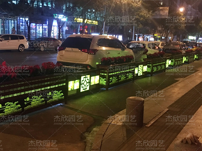 這款道路花箱，不僅美觀還能亮化