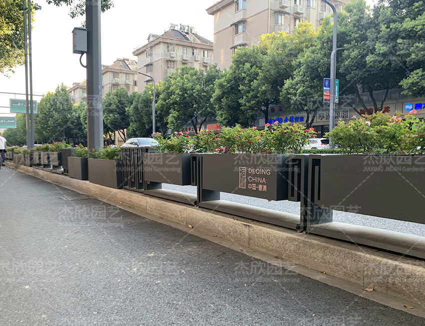 這些不銹鋼花箱工藝成熟，已經(jīng)在多個城市使用！