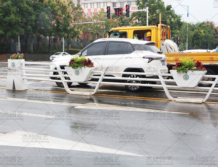 花箱護欄生產(chǎn)廠家如何找到靠譜的？