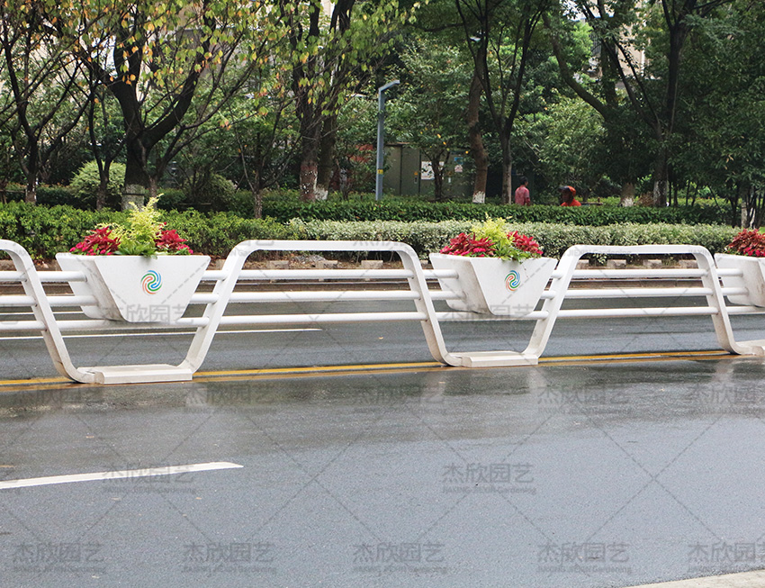 各種花箱道路護欄效果區(qū)別？