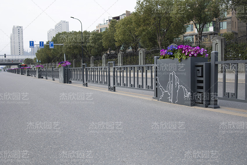 景觀道路花箱和傳統(tǒng)道路花箱有何不同？