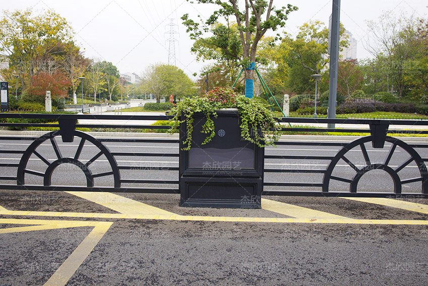 除了普通款，還有哪些道路隔離護(hù)欄可以選？